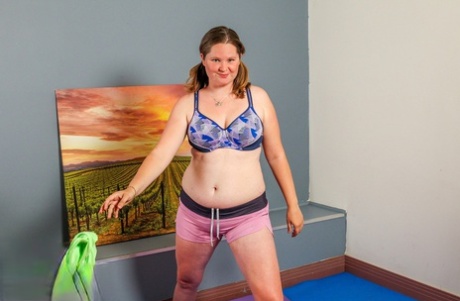 Fat American Sarah zieht sich aus, zeigt ihren großen Arsch und masturbiert beim Yoga