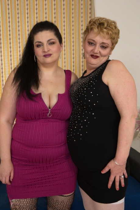 Rijpe BBW amateurs Lucille en Mily poseren samen in hun sexy jurkjes