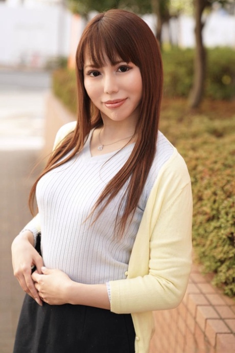 Kinky asiatisk jente med små pupper Miyuki Sakura blir knullet etter stripping