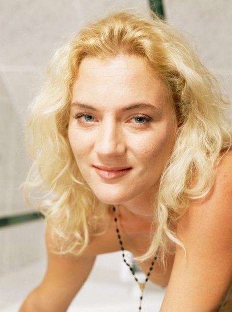 Europæisk Blond Niky får hendes røv slået i en lusty trekant session