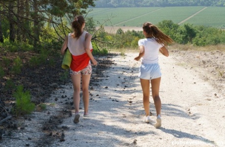 Žhavé lesbické teenagery Kecy Hill & Shine si navzájem dávají lízání venku