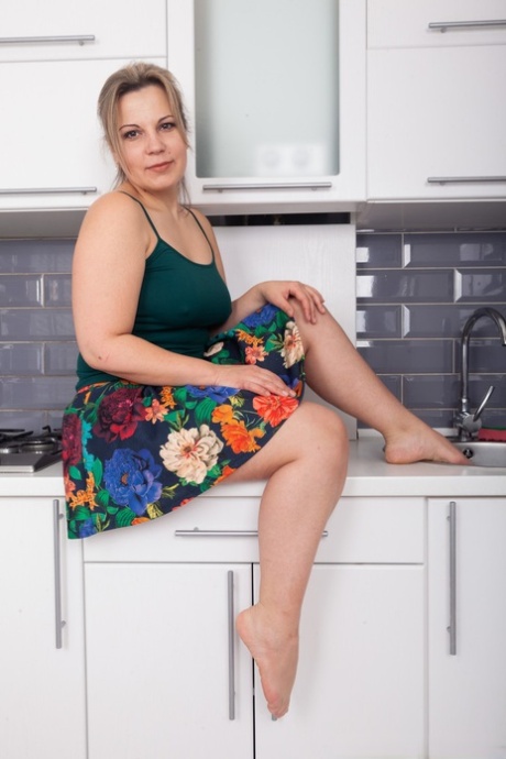 Sexet kone Ellariya Rose viser sine naturlige bryster og buskede kusse i køkkenet