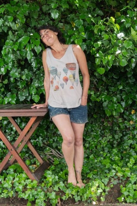 Die hübsche Brünette Soledad zeigt ihre haarige Muschi in einem heißen Outdoor-Striptease
