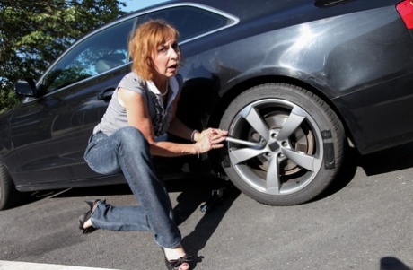 La mamie Amanda se fait lécher et baiser dans un parking public