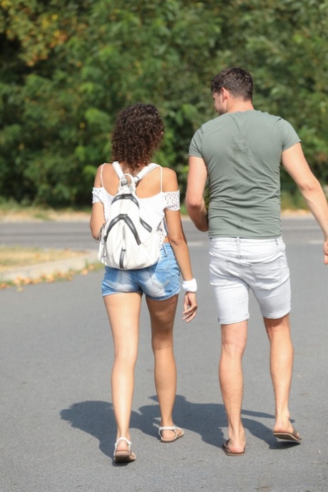 La joven de pelo rizado Bunny Love se desnuda, folla y eyacula en el picnic