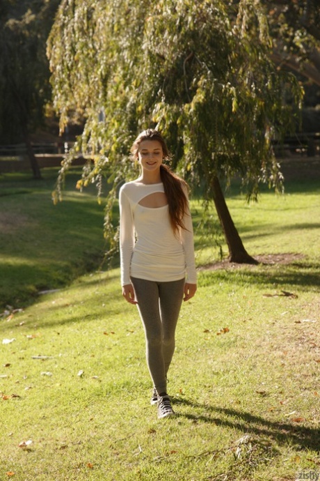 La teenager bruna Alex Mae espone il suo bel culo nel parco su scarpe da ginnastica di tela