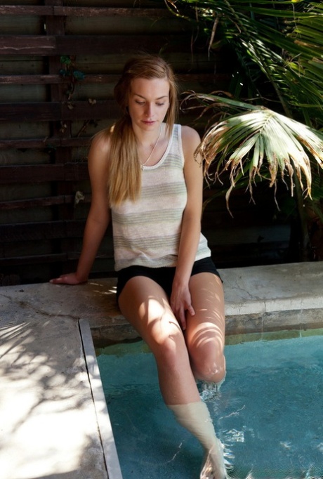 La piccola amatoriale Courtney Laudner stuzzica le sue grandi tette in piscina