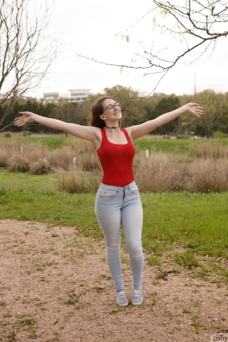 Natuurlijk roodharige Ruby Corbett stript thuis tot haar beha en slipje