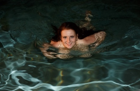 Американская девушка Эмми Синклер показывает свои большие естественные формы в ванной после погружения в воду