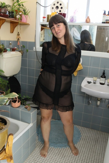 La gorda australiana Violette muestra sus curvas naturales y su coño peludo en el baño