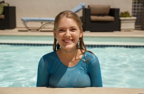 Heißes Teen Girl Nola Barry modelliert im durchsichtigen Top nach dem Schwimmen