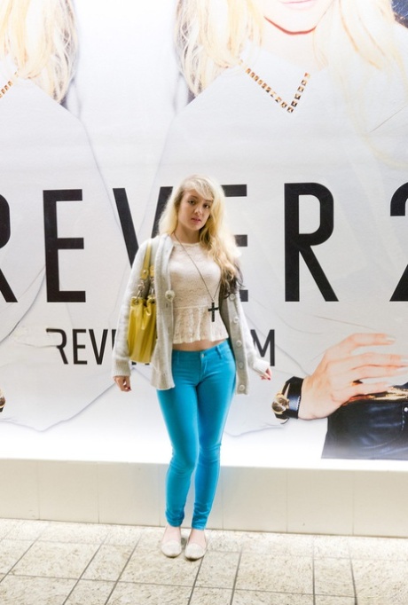 Teen Freundin Veronica Hatley probiert Fersen an, blinkt Walschwanz im Einkaufszentrum