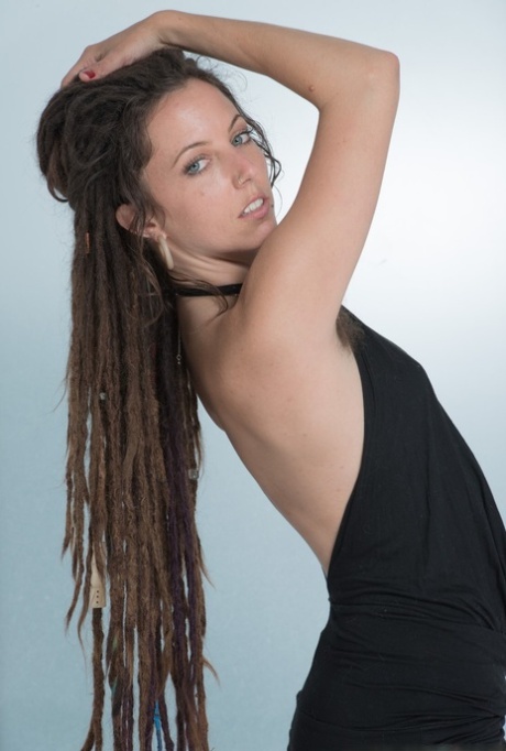 Søta med dreadlocks Jazmine Skye fingrer på den hårete busken etter striptease