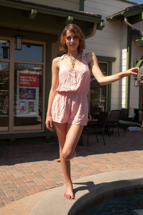 April Grantham, una ragazza bianca con le gambe lunghe, sfoggia in pubblico un upskirt senza mutandine