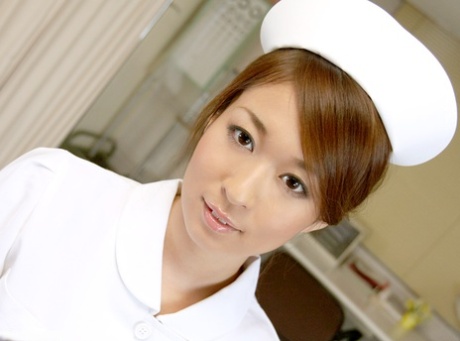 可爱的日本护士Risa Misaki在工作中自慰，然后被操
