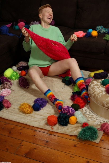 Gembermeisje met kort haar Bertie trekt haar kleren uit en laat haar muff zien