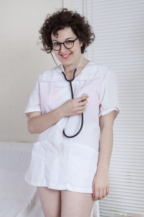 La enfermera Tamar juega con su coño peludo en la cama del hospital