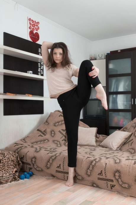 Dea Ishtar, monstre de fitness, fait du strip-tease et étire sa chatte poilue