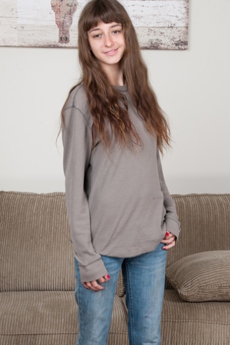 Slanke tiener Willow trekt haar jeans uit, toont haar kleine tieten en harige vagina