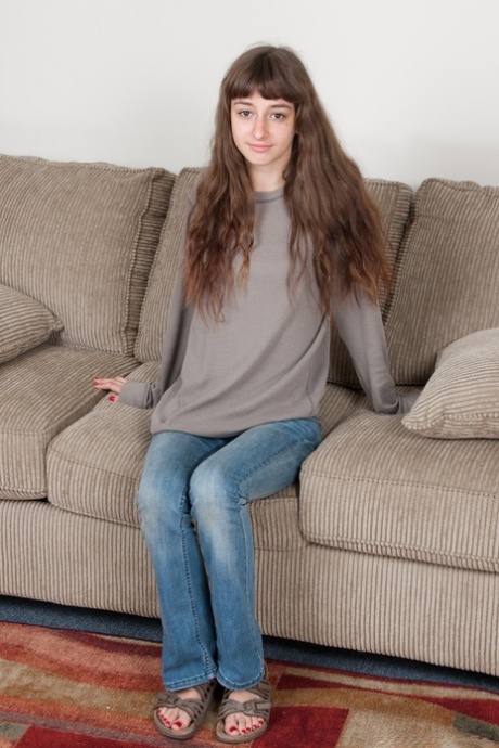 Die schlanke Teenagerin Willow zieht ihre Jeans aus und zeigt ihre kleinen Titten und ihre pelzige Vagina