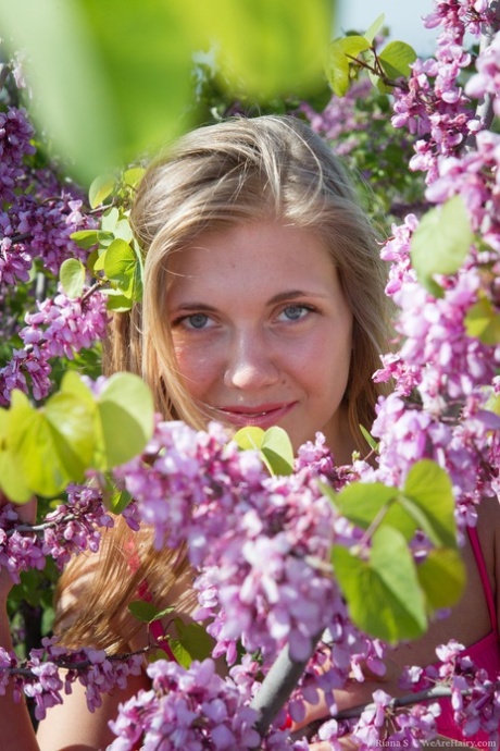 Den blåøjede blondine Riana S kæler for naturlige store bryster og soler sin behårede spalte