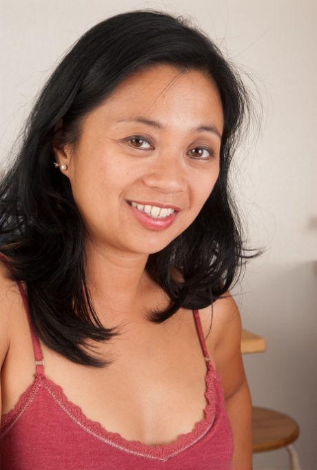 Zwartharige Filipina Lucky Starr toont haar kleine tieten en ronde kontje