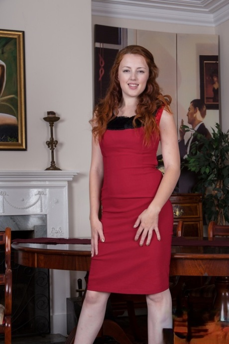 Den høje, stilfulde rødhårede Jenny Smith klæder sig af for at sprede sine røvballer og behårede kusse