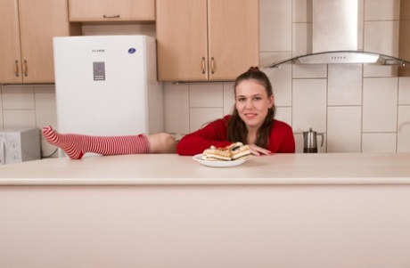 Fræk kæreste i sexede sokker Agneta nyder at få sin lurvede kusse kneppet hårdt