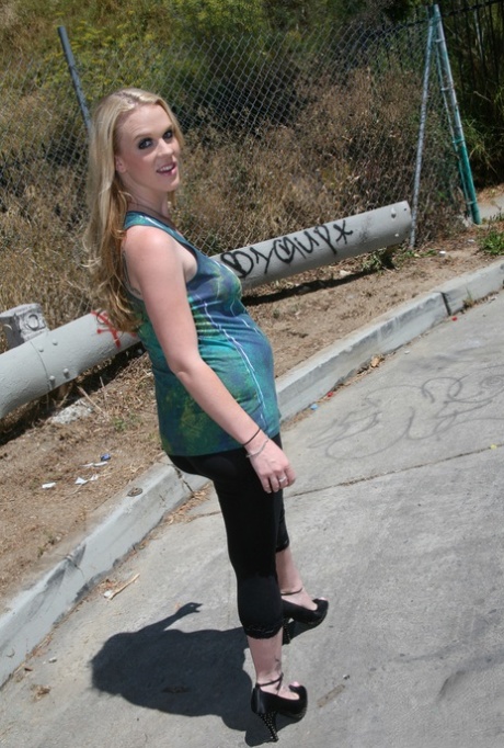 Hochschwangere Blondine Hydii May bekommt Babybauch in BBC Gangbang gebastelt