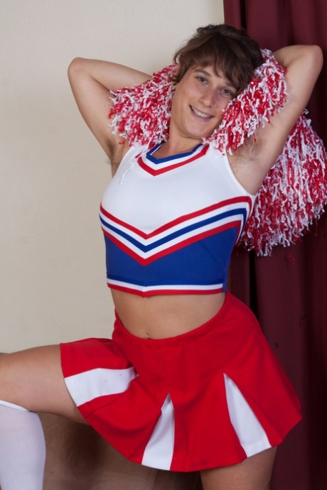 Nasty Cheerleader Sayge posiert im Schlafzimmer und zeigt ihren Muff