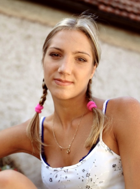 A adolescente europeia loira Katy Heart faz um broche antes de um ménage à trois DP