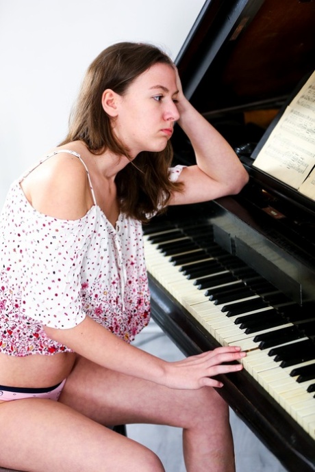 Amateur morena Alessandra Amore dedos su sabroso coño después de tocar el piano