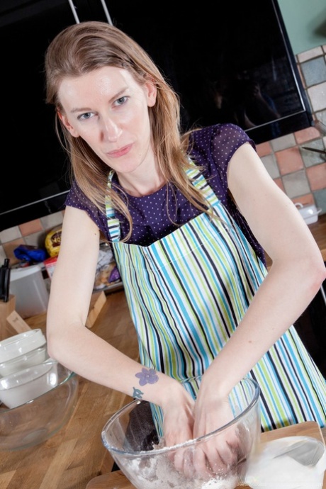 Geile Hausfrau Katie Daze reibt Mehl und Eier über ihre haarige Muschi