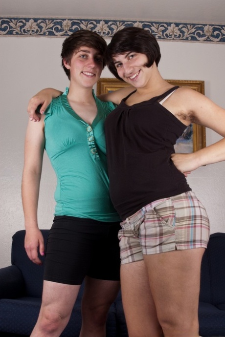 Le lesbiche dai capelli corti Cassie e Zooey mostrano i loro manicotti pelosi e entrano in intimità