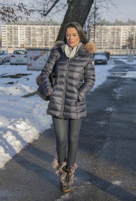 Shalina Devine, femme au foyer roumaine, fait une fellation lors d