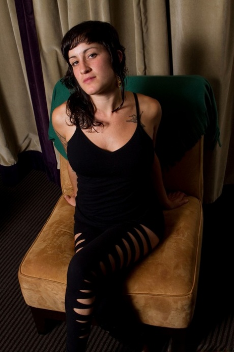 黑发荡妇 Stacey Stax 过度生长的阴道和腋窝的免费图片