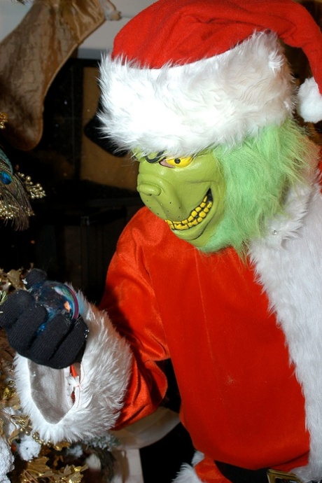 Une blonde aux gros seins se fait baiser par le Grinch en costume de Père Noël.