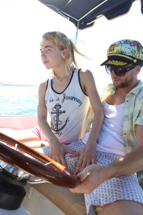 La teenager minuta Alina West fa un deepthroat al capitano prima della pecorina a bordo