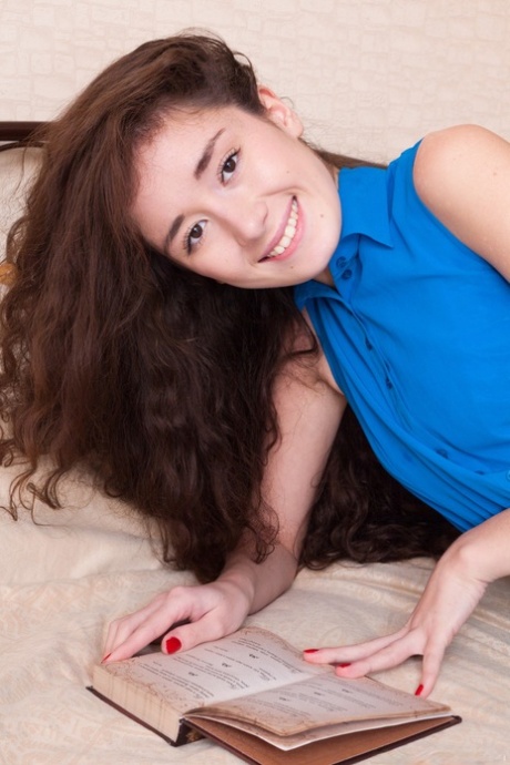 Невинно выглядящая Лара Ли снимает кружевное белье, чтобы поиграть со своим волосатым моллюском