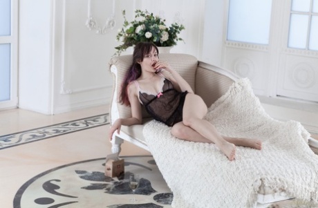 La sexy emo Ksenia Yankovskaya posa in un assolo bollente e mostra il suo sederino