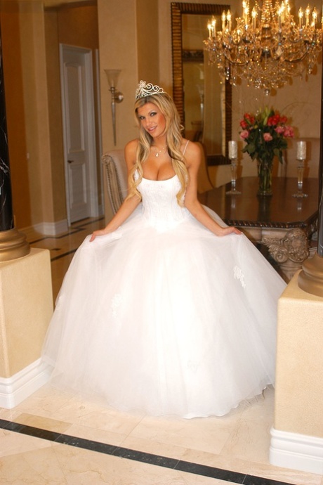 La bellissima sposa Kendall Brooks stuzzica con un