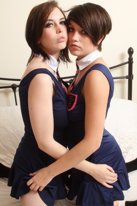 Ondeugende college babes Louisa Lockhart & Natalie strippen en kussen