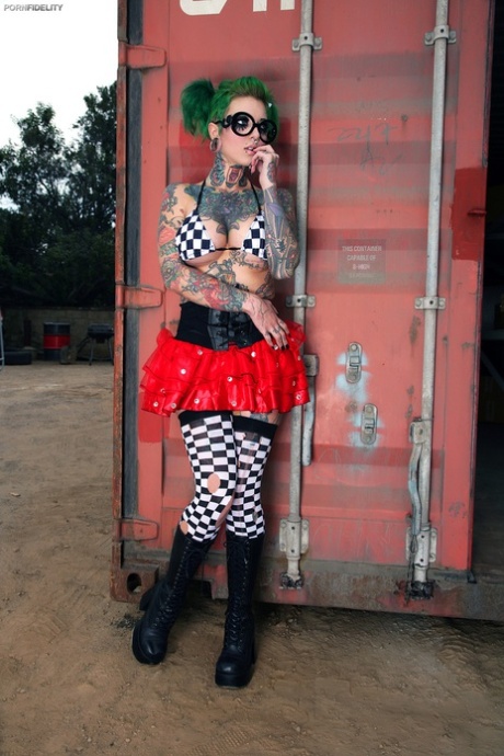 A rainha da pornografia punk com tatuagens sensuais Sydnee Vicious revela mamas falsas