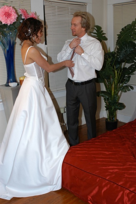 Горячая латиноамериканская невеста Рене Круз скрепляет свои клятвы минетом в брачную ночь