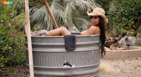 Ebony cowgirl Jenna J Foxx met sappige tieten wordt verleid door getrouwde man