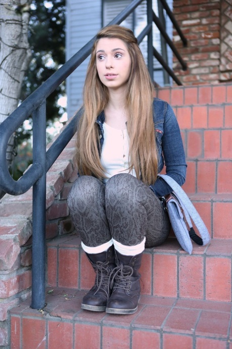 Petite teen Joseline Kelly ajoelha-se para boquete ao ar livre com seios naturais à mostra