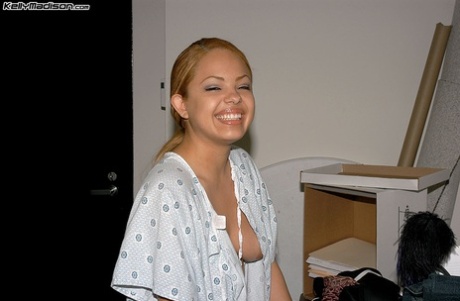 Smiley Latina MILF Victoria Sweet visar upp mörka bröstvårtor & fingrar hennes fitta