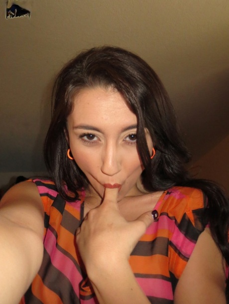 曲线玲珑的少女曼迪-穆塞（Mandy Muse）炫耀她浑圆的臀部和天然的乳房