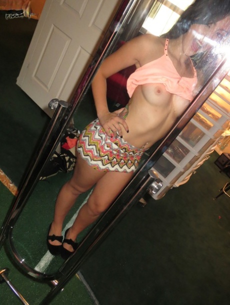 曲线玲珑的少女曼迪-穆塞（Mandy Muse）炫耀她浑圆的臀部和天然的乳房