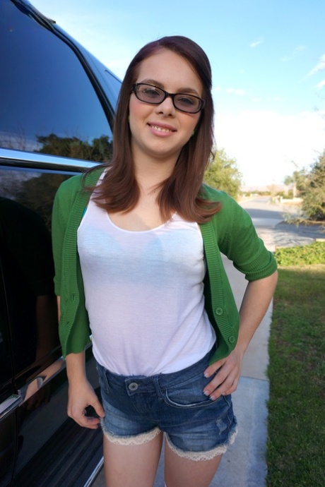 Kleine brunette Jennifer Bliss krijgt sperma op haar bril dankzij Ryan Madison